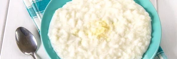 Porridge Latte Riso Con Noci Uva Passa Piatto Blu Tavolo — Foto Stock