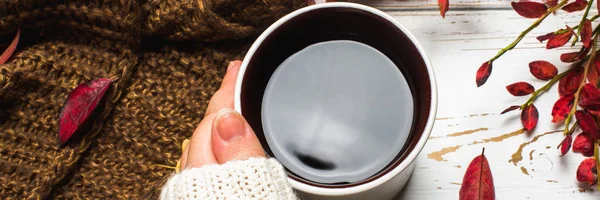 Tazza Caffè Caldo Nella Mano Una Donna Maglione Nell Autunno — Foto Stock