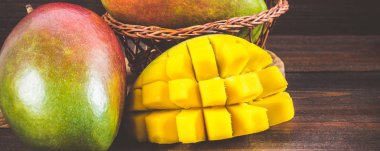 Tropikal meyve mango ahşap arka plan, Bütün veya dilimlenmiş üzerinde