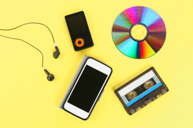 Müzik evrim kavramı. Kaset, Cd-disk, mp3 çalar, cep telefonu. Vintage ve modernite. Müzik desteği