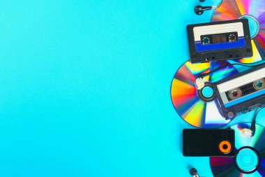 Müzik evrim kavramı. Kaset, Cd-disk, mp3 çalar. Vintage ve modernite. Müzik desteği
