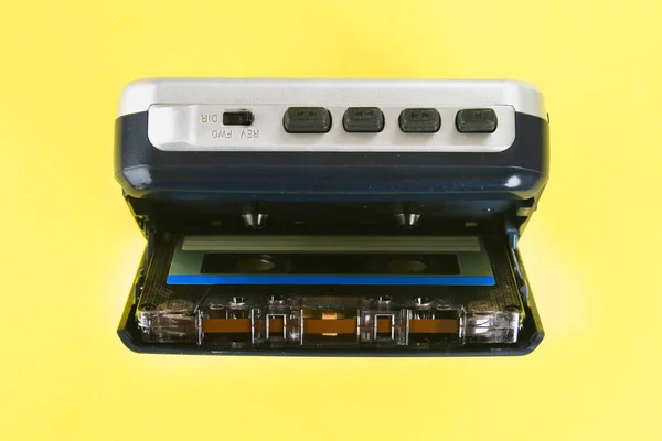Leitor Música Cassete Com Cassete Auscultadores Num Fundo Pastel Amarelo — Fotografia de Stock