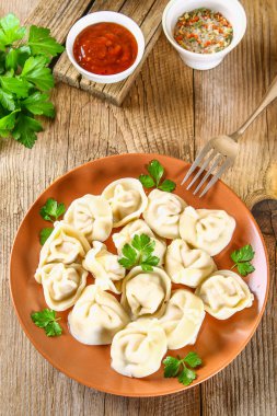 Eski ahşap masa hazır ev yapımı köfte