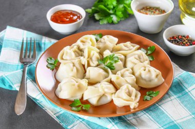 Bir gri beton masada hazır ev yapımı köfte