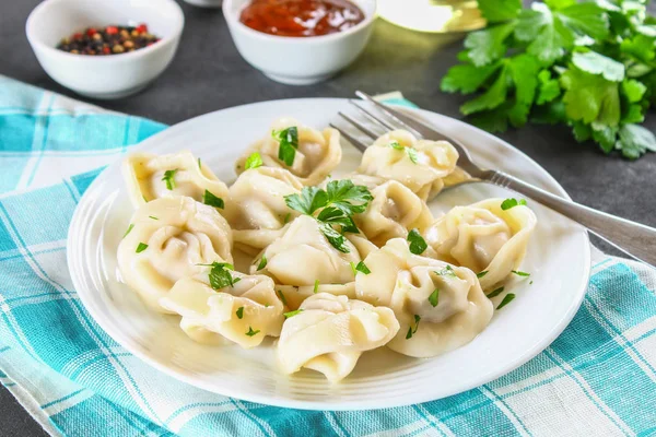 Bir gri beton masada hazır ev yapımı köfte