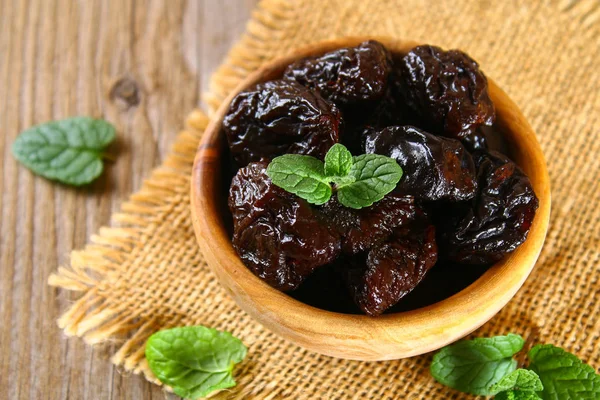 Prugne Con Foglie Menta Una Ciotola Vecchio Tavolo Legno — Foto Stock