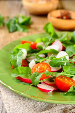 Roka, domates, turp ve mozzarella peyniri eski ahşap masa vejetaryen salata