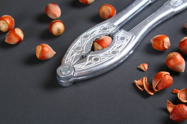 Doymuş bir siyah arka plan üzerine üstten görünüm kavrulmuş soyulmuş fındık. Abur cubur. Kopya alanı