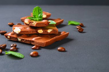 koyu gri arka plan üzerinde bademli çikolata