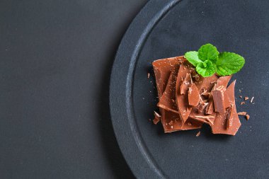 Çikolata koyu taş zemin üzerine. Kopya alanı ile Üstten Görünüm