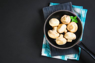 Beyaz taze petrol bir gri karanlık tabloda ahşap bir gemide maydanoz ile. Mantar. Uzay kopyalayın. Üstten Görünüm