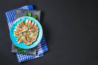 Marine ringa petrol bir gri karanlık tabloda ahşap bir gemide. Aperatif