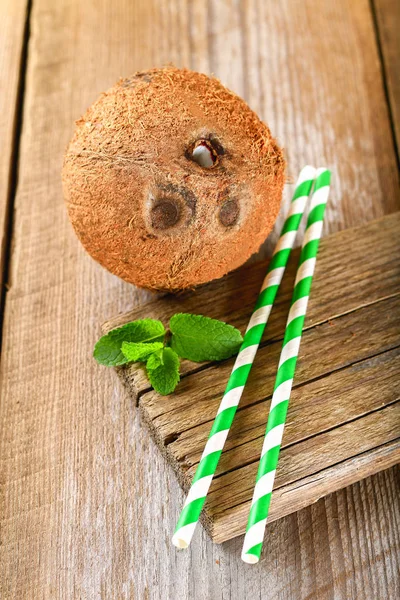 Coco Com Suco Dentro Hortelã Tubos Papel Verde Uma Mesa — Fotografia de Stock