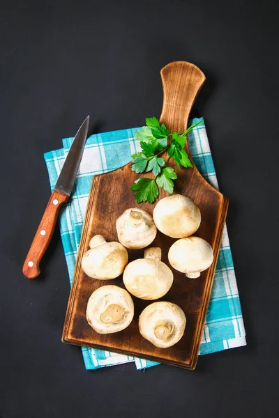 Beyaz taze petrol bir gri karanlık tabloda ahşap bir gemide maydanoz ile. Mantar. Uzay kopyalayın. Üstten Görünüm