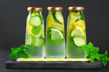 Sassy su. Taze soğuk su ile salatalık, limon, zencefil ve nane. Detoks ve kilo kaybı