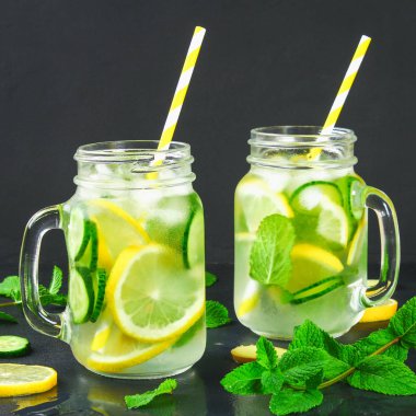 Sassy su. Taze soğuk su ile salatalık, limon, zencefil ve nane. Detoks ve kilo kaybı