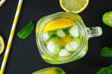 Sassy su. Taze soğuk su ile salatalık, limon, zencefil ve nane. Detoks ve kilo kaybı
