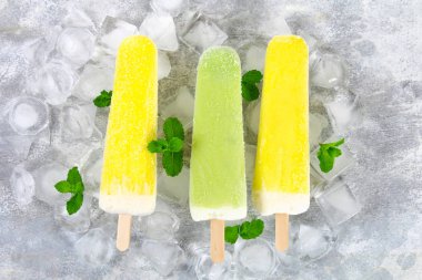 Sarı ve yeşil meyve dondurma masa lambası buzda bir sopa üzerinde