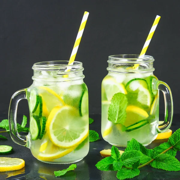 Agua Atrevida Agua Fresca Fría Con Pepino Limón Jengibre Menta —  Fotos de Stock