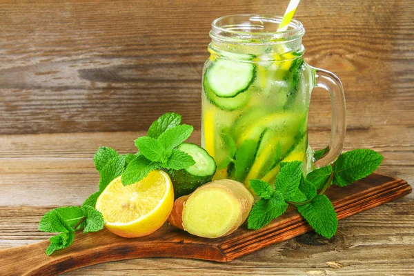 Água Com Gás Água Fresca Fresca Com Pepino Limão Gengibre — Fotografia de Stock