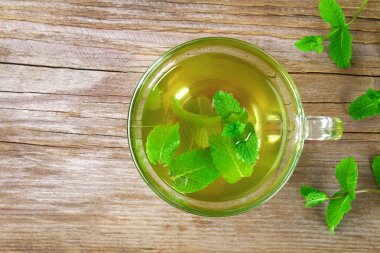 Taze organik nane çayı cam ahşap tablo