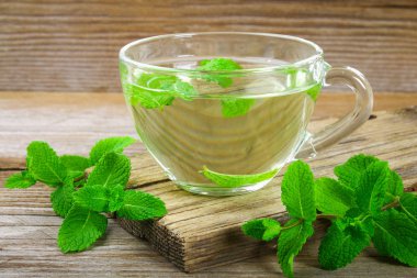 Taze organik nane çayı cam ahşap tablo