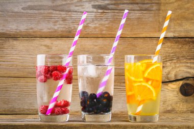 Çeşitli gözlük, farklı tatlar, meyveler, meyve suyu detoks