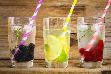 Çeşitli gözlük, farklı tatlar, meyveler, meyve suyu detoks