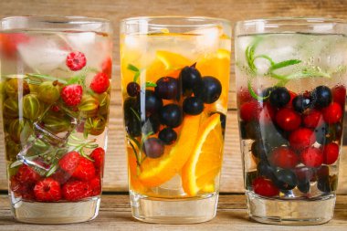 Çeşitli gözlük, farklı tatlar, meyveler, meyve suyu detoks