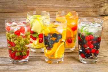 Çeşitli gözlük, farklı tatlar, meyveler, meyve suyu detoks