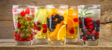 Çeşitli gözlük, farklı tatlar, meyveler, meyve suyu detoks