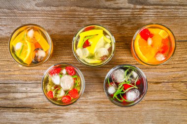 Çeşitli gözlük, farklı tatlar, meyveler, meyve suyu detoks