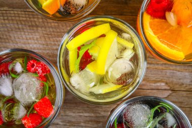 Çeşitli gözlük, farklı tatlar, meyveler, meyve suyu detoks