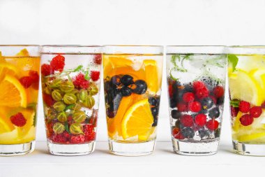 Çeşitli gözlük, farklı tatlar, meyveler, meyve suyu detoks