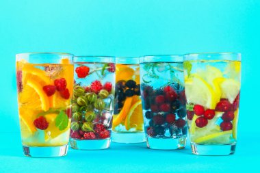 Çeşitli gözlük, farklı tatlar, meyveler, meyve suyu detoks
