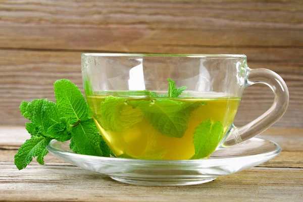 Taze organik nane çayı cam ahşap tablo