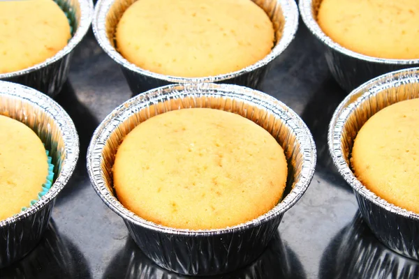 Fertig Gebackene Muffins Auf Einem Holztisch — Stockfoto