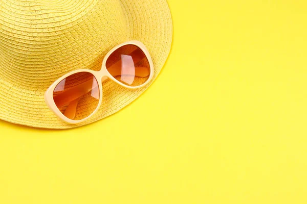 Sombrero Gafas Sol Sobre Fondo Amarillo Pastel — Foto de Stock