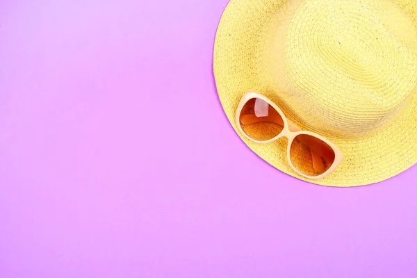 Sombrero Gafas Sol Sobre Fondo Rosa Pastel Púrpura — Foto de Stock