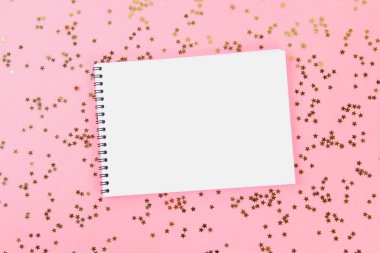 Parlak dekoratif yıldız ve topları çevrili pastel bir arka plan üzerinde boş bir yastık