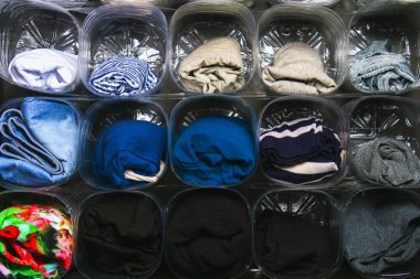Giysi dolap raf Muhafazası organizasyonu. Plastik şişe ikincil kullanımı. Koruma yer. Uygun kullanım