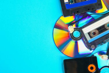 Müzik evrim kavramı. Kaset, Cd-disk, mp3 çalar. Vintage ve modernite. Müzik desteği