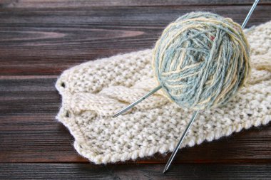 Yün örgü iğne ve ahşap bir masa örme çorap ile bir top. İğne işi