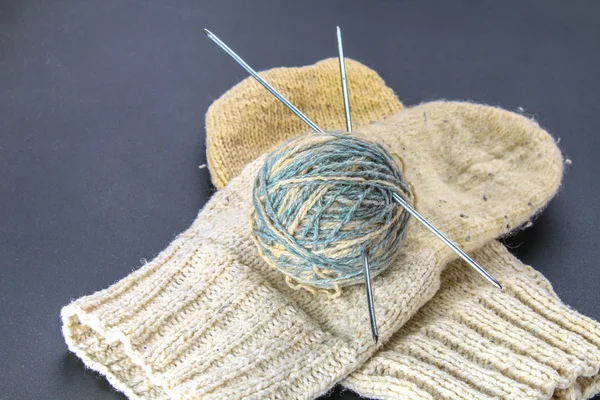 編み針とライトグレーのテーブルに靴下をウールのボール 針仕事 — ストック写真