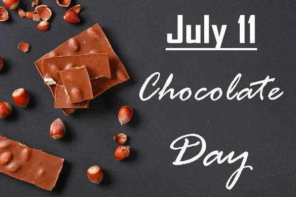 Schokolade Mit Haselnüssen Minze Und Kaffeekörnern Auf Einem Dunkelgrauen Tisch — Stockfoto