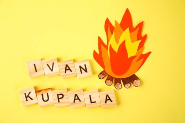 Pastel bir arka plan üzerinde ateş. Ivan Kupala gece sembolü