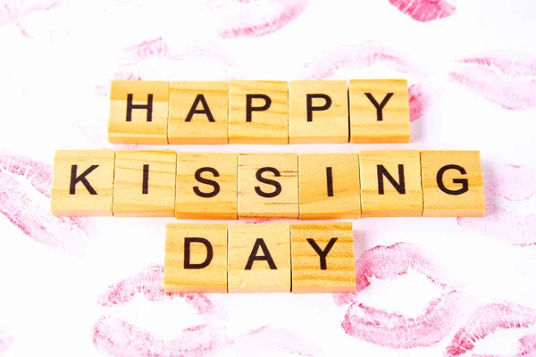 Pomysł Międzynarodowy Dzień Pocałunków Wargi Drukuje Papierze Szczęśliwy Dzień Tekst — Zdjęcie stockowe