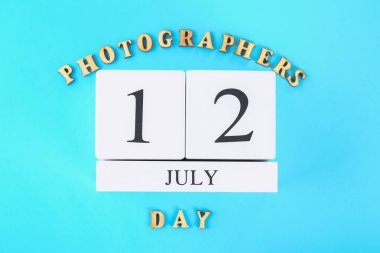 Kavramı fotoğrafçının gün ve pastel mavi bir arka plan Doğum günü