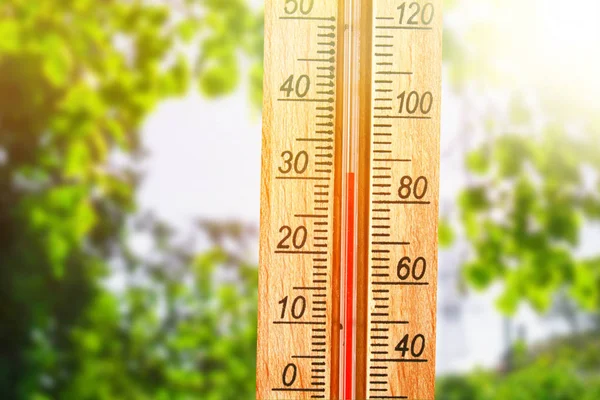 太阳夏日温度高30度高温温度计 — 图库照片