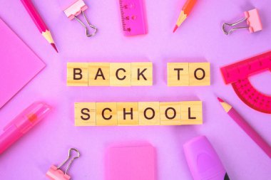 Mor zemin Tasarımlarınız için hazır üzerine okul malzemeleri. Düz yatıyordu. Üstten görünüm